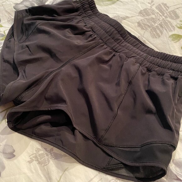 lululemon - hotty hot short (low rise) - Picture 2 of 9